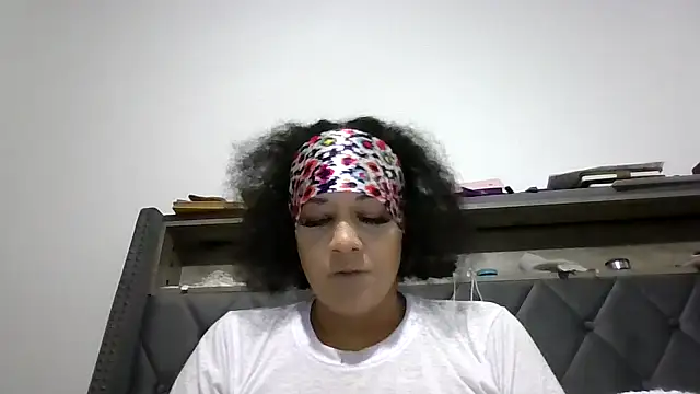 Snapshot of Ladycinnabon1 chatting on November 28, 1:52 am Ladycinnabon1 online show from November 28, 1:52 am