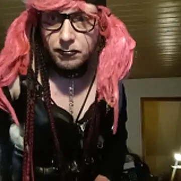 Snapshot of Family666Zombie chatting on April 24, 10:23 pm Family666Zombie online show from April 24, 10:23 pm
