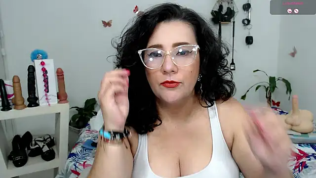 Snapshot of mom_hot__ chatting on October 3, 11:02 pm mom hot online show from October 3, 11:02 pm