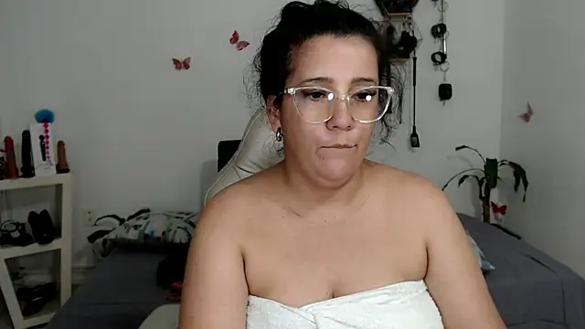 Snapshot of mom_hot__ chatting on October 8, 9:01 pm mom hot online show from October 8, 9:01 pm