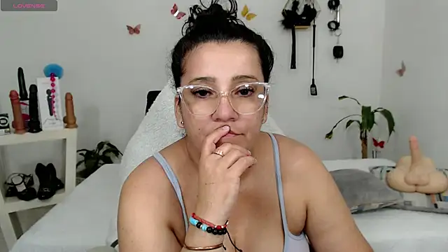 Snapshot of mom_hot__ chatting on October 21, 10:54 pm mom hot online show from October 21, 10:54 pm