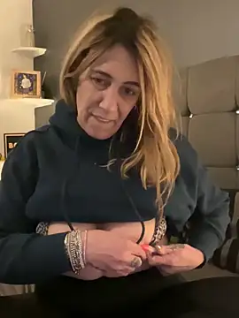 Snapshot of blondebitch2 chatting on January 31, 6:14 pm blondebitch2 online show from January 31, 6:14 pm