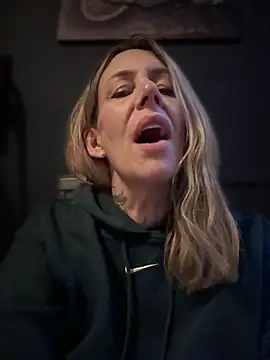 Snapshot of blondebitch2 chatting on February 7, 7:18 am blondebitch2 online show from February 7, 7:18 am