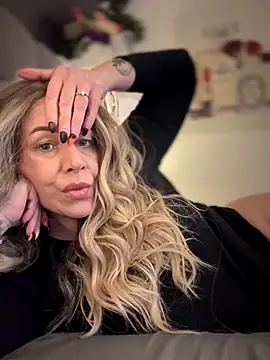 Snapshot of blondebitch2 chatting on November 10, 10:58 am blondebitch2 online show from November 10, 10:58 am