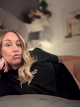 Snapshot of blondebitch2 chatting on November 15, 3:19 pm blondebitch2 online show from November 15, 3:19 pm