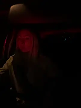 LuisaBecker online show from December 1, 4:29 pm