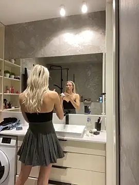 LuisaBecker online show from December 8, 9:13 am