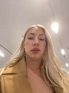 LuisaBecker online show from December 8, 1:58 pm