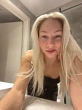 LuisaBecker online show from December 11, 2:00 pm