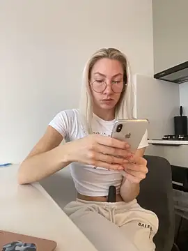 LuisaBecker online show from December 12, 11:40 am