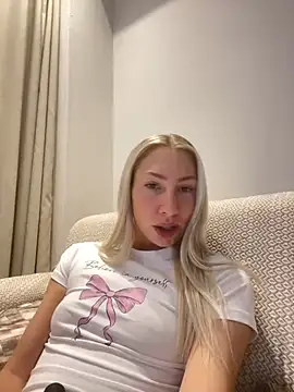 LuisaBecker online show from December 12, 2:44 pm