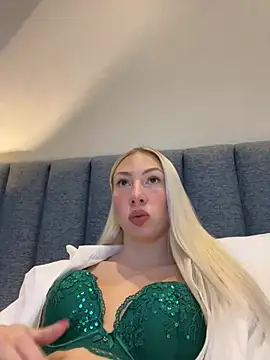 LuisaBecker online show from December 24, 1:39 pm