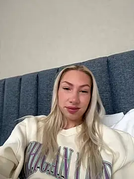 LuisaBecker online show from December 25, 6:20 am