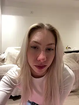 LuisaBecker online show from February 10, 3:10 pm