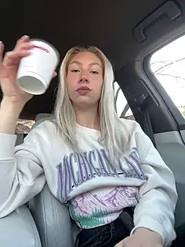 LuisaBecker online show from February 12, 9:31 am