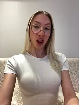 LuisaBecker online show from February 26, 6:43 pm