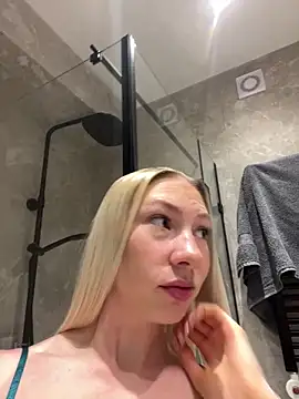 LuisaBecker online show from March 6, 8:05 pm