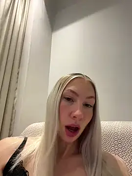 LuisaBecker online show from March 10, 8:23 pm