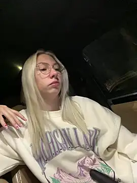 LuisaBecker online show from March 17, 7:04 pm