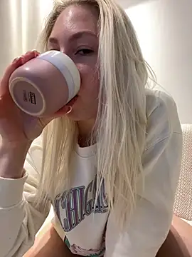 LuisaBecker online show from March 18, 7:10 pm