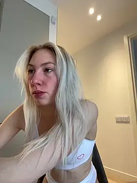 LuisaBecker online show from March 22, 1:30 pm