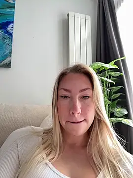 Snapshot of LuisaBecker chatting on December 22, 8:22 am LuisaBecker online show from December 22, 8:22 am