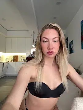 Snapshot of LuisaBecker chatting on March 6, 12:56 pm LuisaBecker online show from March 6, 12:56 pm