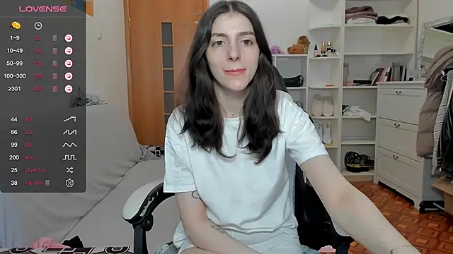 Snapshot of broosnica1 chatting on May 1, 8:30 am broosnica1 online show from May 1, 8:30 am