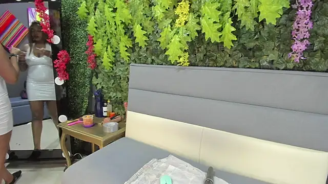 Snapshot of Charlotte__Brown_ chatting on January 4, 11:43 am Charlotte Brown online show from January 4, 11:43 am