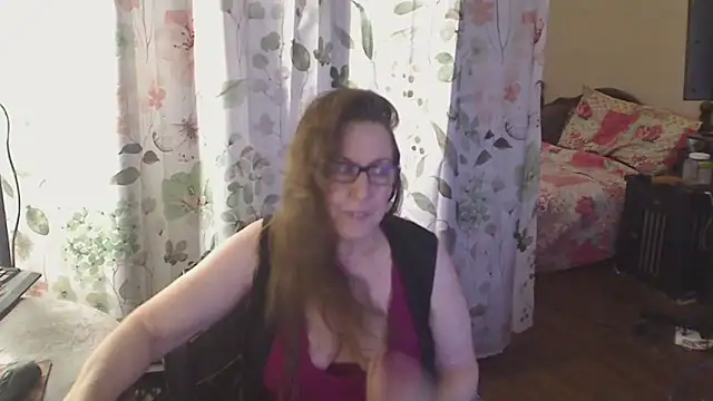 Snapshot of Ireallysquirt chatting on April 5, 3:04 am Ireallysquirt online show from April 5, 3:04 am