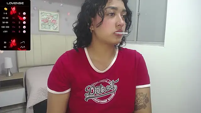 Snapshot of ema_saenz chatting on December 4, 10:30 pm ema saenz online show from December 4, 10:30 pm