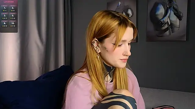 Snapshot of SophieInkk chatting on February 13, 8:13 pm SophieInkk online show from February 13, 8:13 pm