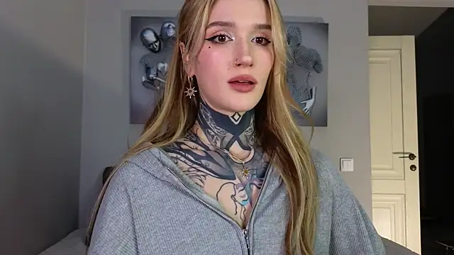 Snapshot of SophieInkk chatting on October 8, 11:35 pm SophieInkk online show from October 8, 11:35 pm