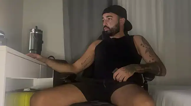 Snapshot of MiloCtc chatting on February 12, 3:07 am MiloCtc online show from February 12, 3:07 am