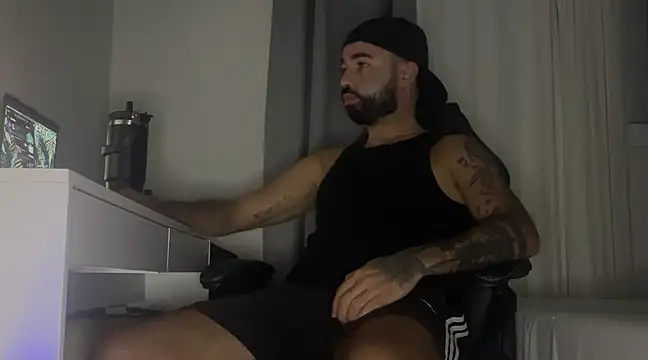 Snapshot of MiloCtc chatting on February 18, 3:21 am MiloCtc online show from February 18, 3:21 am