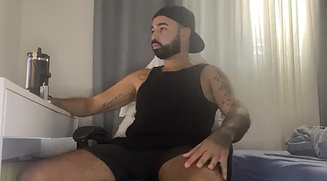 Snapshot of MiloCtc chatting on February 20, 3:52 pm MiloCtc online show from February 20, 3:52 pm