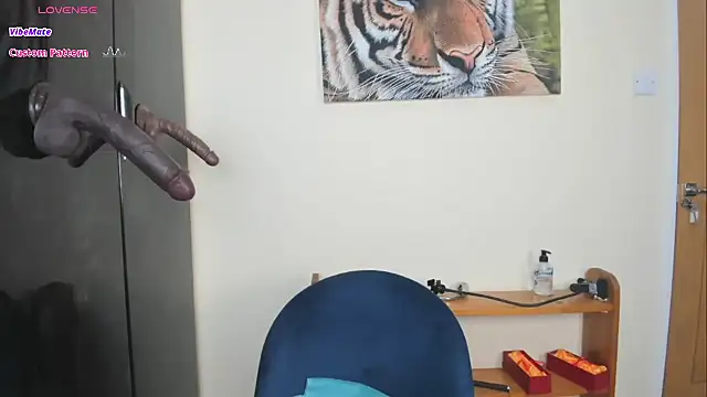 Snapshot of lou_roar chatting on January 22, 10:37 pm lou roar online show from January 22, 10:37 pm