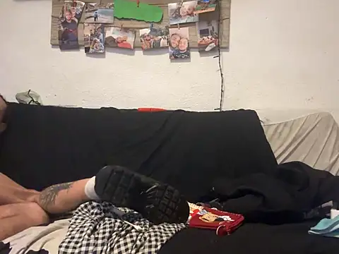 Snapshot of EnricoGio chatting on February 1, 5:37 pm EnricoGio online show from February 1, 5:37 pm