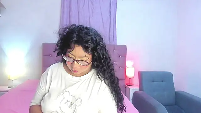 Snapshot of Latinabombsheell chatting on June 12, 6:40 pm Latinabombsheell online show from June 12, 6:40 pm