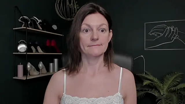 VivianWILD online show from November 6, 8:15 am