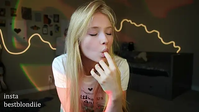 Snapshot of bestblonde chatting on January 26, 8:34 pm bestblonde online show from January 26, 8:34 pm