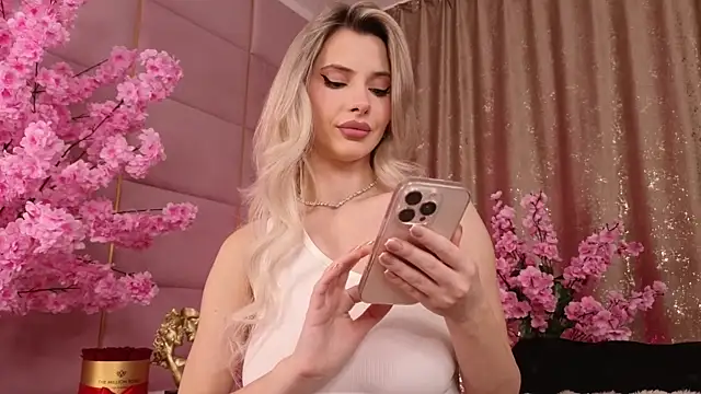 Elliblue online show from December 1, 9:20 pm