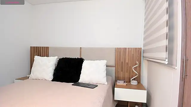 MalejaDiaz  online show from April 21, 6:55 pm