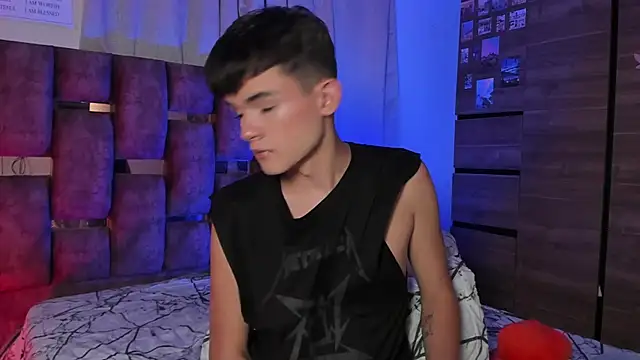 Snapshot of Angelo_018 chatting on February 14, 6:23 am Angelo 018 online show from February 14, 6:23 am