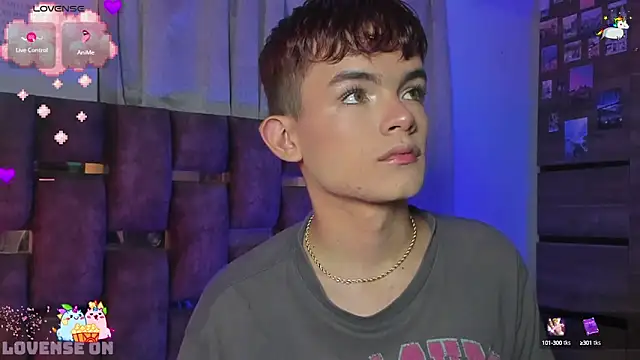 Snapshot of Angelo_018 chatting on March 11, 7:58 am Angelo 018 online show from March 11, 7:58 am