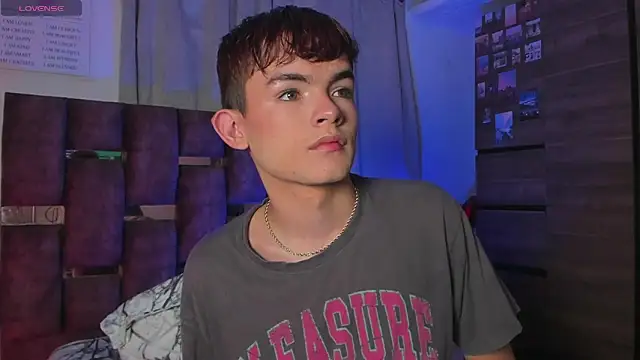 Snapshot of Angelo_018 chatting on March 23, 7:20 am Angelo 018 online show from March 23, 7:20 am