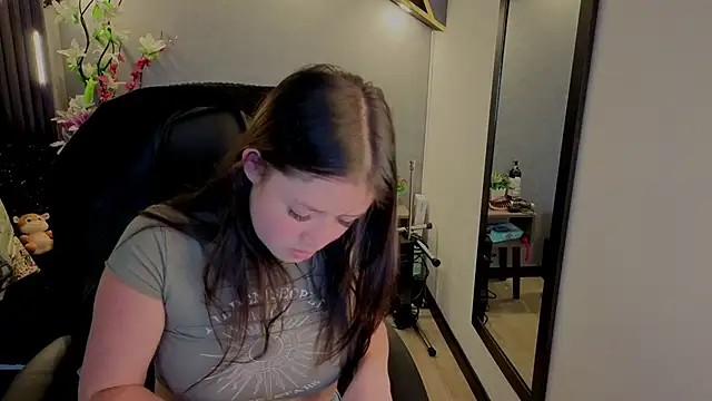 Snapshot of almma_shy chatting on October 4, 3:21 pm almma shy online show from October 4, 3:21 pm