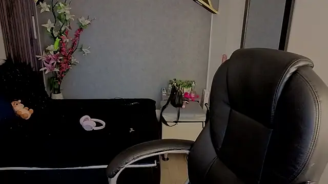 Snapshot of almma_shy chatting on October 22, 1:22 pm almma shy online show from October 22, 1:22 pm