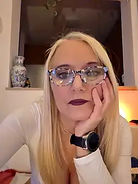 kikkastar online show from December 4, 8:50 pm