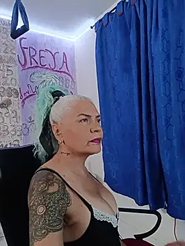freyadevil333 online show from June 14, 4:36 am